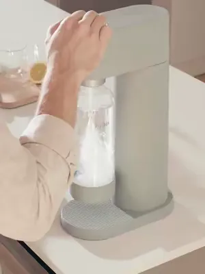 Want to level up your beverages at home? Make fresh bubbles with style. ✨