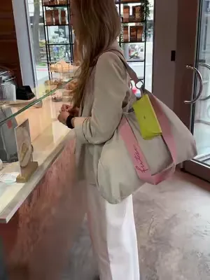 POV: Du findest endlich eine Tasche, die gut aussieht UND wirklich praktisch ist 🤝

Die IZZY ist unsere absolute Everyday-Bag:
leicht, super viel Platz, lässiger Look und trotzdem hochwertig ✨

Offen 