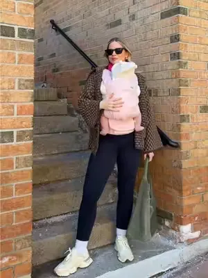 This mom’s secret weapon to looking put together postpartum? A Tula baby carrier. #momlook #fashionhacks 