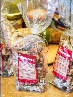 Vos nouveaux saucissons préférés 👀 On ne présente plus les minis saucissons zizi ! Ils s'invitent aux apéros, aux EVG/EVJF, en cadeau, aux anniversaires... 🥳 Et bientôt sur votre table 🔗 Lien en bio 