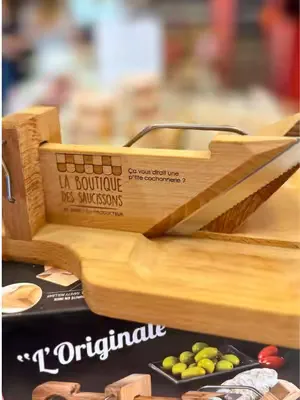 Pas de baguette magique ici, mais une guillotine à saucisson ✨ Fini la planche et le couteau ! Tranche ton saucisson finement en 5 secondes chrono ⏰ Pratique pour vos apéros, c'est une super idée cade