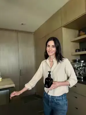 Detail is her favorite word!!! #handcare #homecourt #courteneycox #hands #exfoliation 
