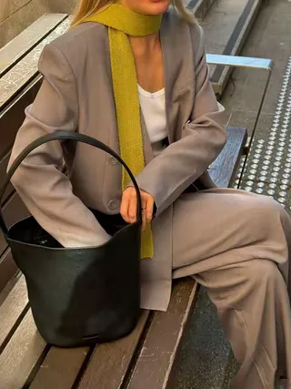 Coffee & gallery date with @Ailie styling the Esme tote 