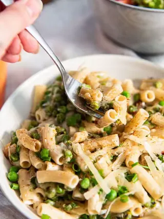 Rigatoni mit cremiger Käsesoße und grünen Erbsen – das ist Soulfood, wie es sein soll.  Warm, sättigend, einfach gut. Und das Beste? Nur 1 g Kohlenhydrate pro 100 g. Herkömmliche Pasta bringt es auf ü