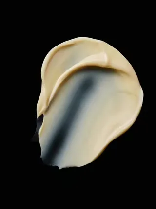 Clinical strength formula made for seamless skincare layering. The Mark glides on like a cream, transforms into a precision gel-patch texture that adheres exactly where you apply it, then melts into s