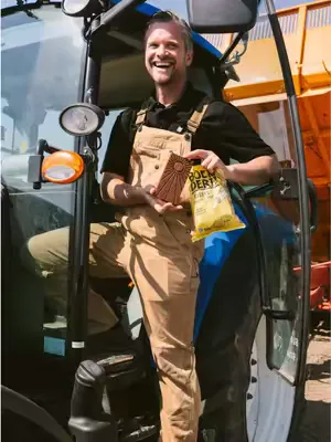NIEUWE CRUNCHY REEP ALERT 🍫🥔 Maak kennis met onze Deluxe reep | zeezout chips melkchocolade… en geloof ons, deze wil je proeven. Een next level crunchy De Bonte Koe chocoladereep, gevuld met lokaal ge