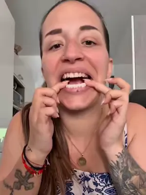 Tamara zeigt ihr neues Lächeln mit Veneera™ 😍🦷 „Ich hätte nie gedacht, dass es so einfach geht!“ – Sie setzt ihr Veneera™ auf und das Ergebnis spricht für sich: ein natürliches, strahlendes Lächeln in
