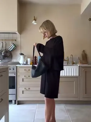 @holly_homestyle styling the Mini Lottie bag 🖤