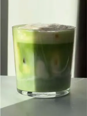 Et toi tu à déjà testé la recette de matcha latte au sirop d’érable et fleur de sel ? 😋 Ingrédients : - 1 cuillère à café de matcha (1 à 2 g) - Un peu d’eau chaude (70–75°C) - Lait au choix (ici avoin