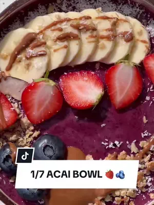 Tag 1/7: #Acaibowl ganz ohne Acai-Püree?🤯 So geht’s! Zutaten für deine Bowl: - 250 ml Kloster Kitchen Erdbeer Smoothie - 1 gefrorene Banane - 1 Vitamin Shot Acai -250g gefrorene Beeren (Himbeeren & Bl