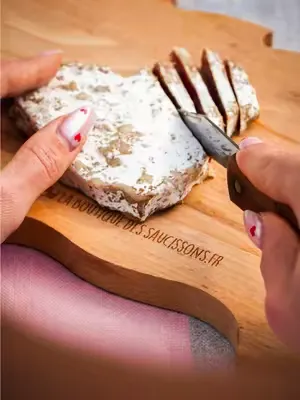 Et si cette année, vous lui disiez “je t’aime” avec du saucisson ? 😏 Découvrez notre Saucisson Cœur : une attention gourmande et originale pour faire plaisir sans se ruiner ! Un petit format, mais un 