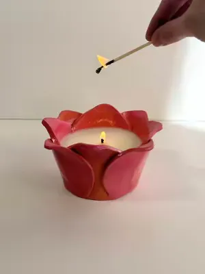 A flower candle to remind you Mother’s Day is coming…😉💞  #pottery #airdryclay #giftideas #DIY #craft 