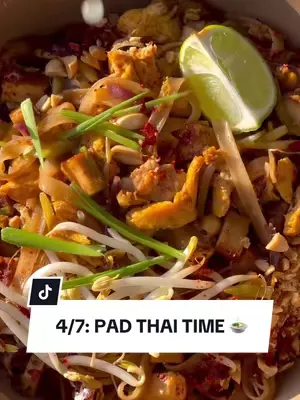 Tag 4/7: Pad Thai mit Ingwer-Kick! 🌶️🍜 Lust auf echtes Comfort Food, das dich direkt nach Thailand entführt? Zutaten für dein Pad Thai: - 1 rote Zwiebel - 2 Knoblauchzehen - 3 Frühlingszwiebeln - 20 g