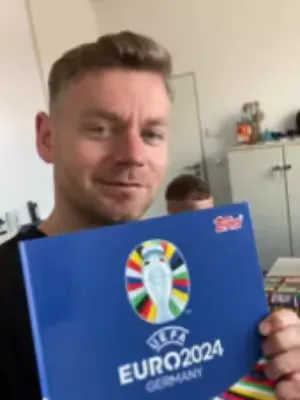 Auch bei uns im LODA Office ist die EM Stimmung angekommen! 🇩🇪⚽️ Wir kleben während der EM fleißig unsere UEFA EURO 2024 Stickeralben von @topps_de voll.