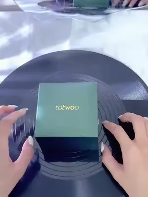 Forget the old school lockets. This is the 2.0 version 🥹🔒 I just locked my favorite core memory inside this necklace. Who would you put inside your locket? Comment below #totwoo #smartlocket #unboxing