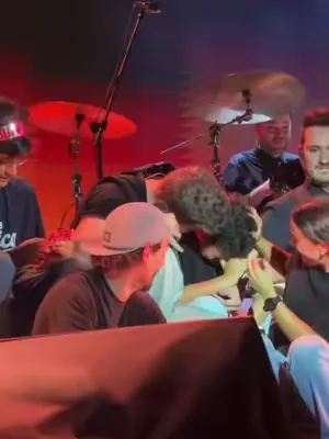 Este abrazo es infinito. Gracias Guayaquil. LIMA en dos días soy tuyo!!!