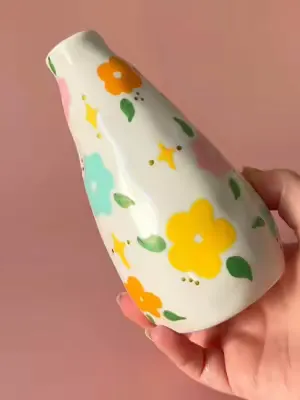 Happy Mothers Day to the UK 💐🌼🌸 We’ve drawn on our PAINTABLES ceramic vase with our gorgeous paint pens 🌺🌻 What do you think? #mothersday #vase #fypppp #art #crafts 