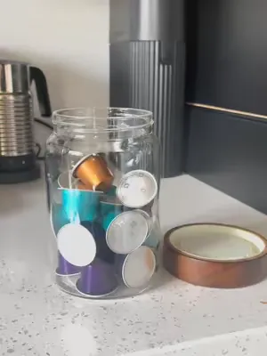 Un espace souvent oublié, mais utilisé tous les jours. Le dessous de l'évier mérite lui aussi une organisation pensée pour vous faire gagner du temps et de l'espace.🤎 . . #homeorganization #organisewi