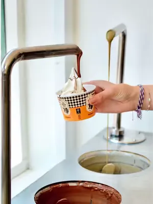 SOFT ICE IS BACK 🍦☀️ Met het zonnige weer is ook onze soft ice weer terug  Denk aan toppings zoals pistache künefe, pandan en natuurlijk onze melk- en witte chocoladesaus 🤍🍫 Vanaf deze vrijdag verkrij