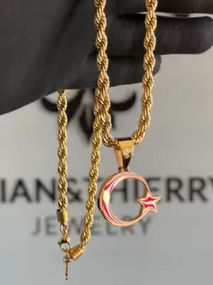 POV: Sommer 2026 in der Türkei und dein Outfit braucht nur noch dieses eine Detail. 🇹🇷✨ Rope Chain + Turkey Anhänger = Urlaubsvibes, Heimatgefühl und goldene Sommernächte in einem Piece. ☀️🌙 Für alle,