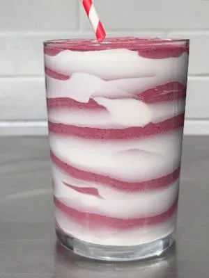 Smoothie hyper protéïné aux fruits rouges ! Un verre rempli de vitamines et de fruits🥤🫐 #fyp #eatchefclub #food #smoothie #fruitsrouges