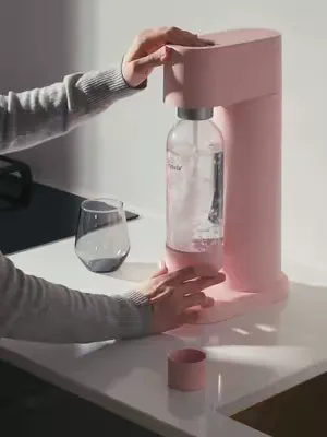 Add bubbles to your tap water effortlessly. Again and again and again...😍 ​​#mysoda #bubbles