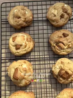 Einfache Biscoff-Cookies mit weißer Schokolade 🍪 Zutaten: 115 g geschmolzene Butter 80 g brauner Zucker 120 g weißer Zucker 1 Ei, zimmerwarm 1 großer TL Vanillehonig 270 g Mehl 1 TL Natron 1 EL Speise