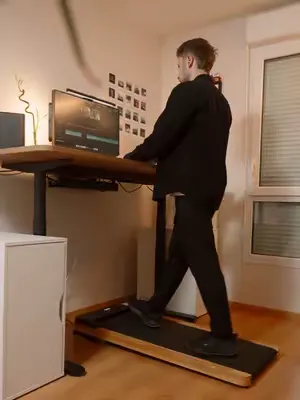 Le bureau qui s’adapte à toi, pas l’inverse. La solution : alterner assis et debout pendant la journée. Un bureau réglable en hauteur peut vraiment changer le confort de travail. #bureauassisdebout #h