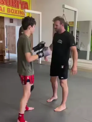 Arm control from the clinch - elbows always ready to fire 🪓⚡️🔥#muaythai #kickboxing #thaiboxing #mma #mixedmartialarts #glorykickboxing #padwork