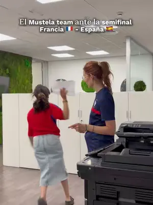 🥰 Desde que Mustela llegó a España en 1971, compañeros españoles y franceses hemos convivido en armonía hasta… ¡Hasta hoy! 😜😂  ¿España 🇪🇸 o Francia 🇫🇷? ¿Alguna familia franco española por aquí? ¿Resul