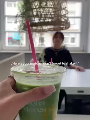 Nur kurz shaken… aber mit Rhythmus 😂🍵 #matcha #officevibes #lustig #vibe 