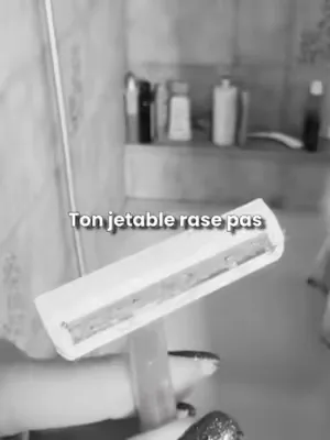 L’INDISPENSABLE POUR UNE PEAU DE SOIE TOUT L’ÉTÉ ! 👙☀️🌸 Tu as déjà annulé une sortie plage ou changé de tenue au dernier moment à cause des boutons de rasage ou des poils incarnés ? 😭❌ Fini les comple