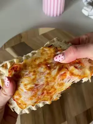 The easiest, cheesiest toastie you’ve ever seen 🤩 This pizza toastie is bound to be a crowd pleaser, are you going to try it? 🍕