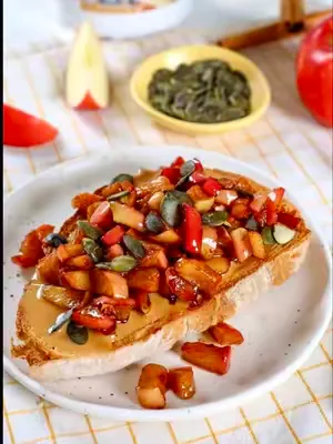 Even with snow outside, our breakfasts still taste like fall. 🍎😋 Caramelized apple toast with almond butter and Quebec pumpkin seeds, simple, cozy, and ready in 10 minutes. Recipe: - 2 slices of bread