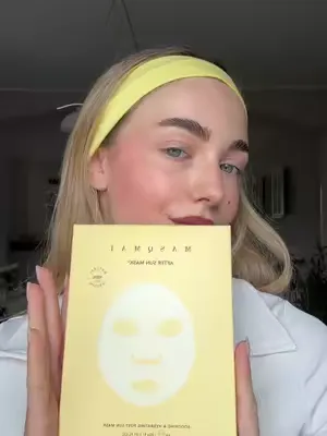 @alessiacalabrigo keeping her skin happy, hydrated, and radiant with the new after sun mask. 🥥 #masqmai #cleanbeauty