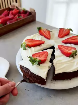 Falls ihr wollt, tippen wir gerne das Rezept für euch ab! Habt ihr Interesse an einem Rezept? Als Basis haben wir unsere STEINER´s Low Carb Schokokuchen Backmischung verwendet. Getoppt mit einer leich