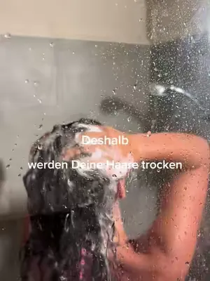Deshalb sind Deine Haarlängen trocken. Trockene Längen entstehen oft nicht über Nacht, sondern durch wiederkehrende Routinen im Alltag. Gerade die Längen und Spitzen sind am ältesten, am empfindlichst