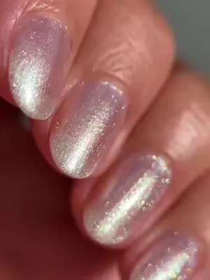 A shimmer shade made with crushed crystal. ✨ Perfect for those who love natural nails with a little extra glow. Share this with your friend who shines just as brightly.💖 #shimmernails #naturalnails #e