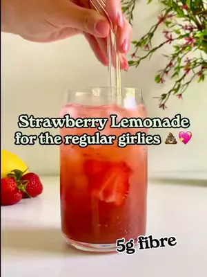 Cheers to staying ✨regular✨💩 This Strawberry Lemonade Fibre Spritz 🍓🍋 made with chia seeds gives you 5g of fibre per drink! A great way to get a little more fibre this summer. 🙂‍↕️ #guthealth #ibs #hi