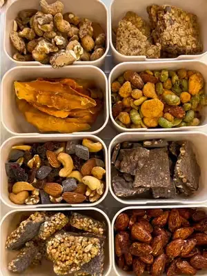 Just me pretending I’m packing snacks for the week… (But we all know they won’t last that long.) 😏 Turn up the volume, 8 Prana snacks, one perfectly packed box, and pure ASMR satisfaction. 👀✨ -— Juste