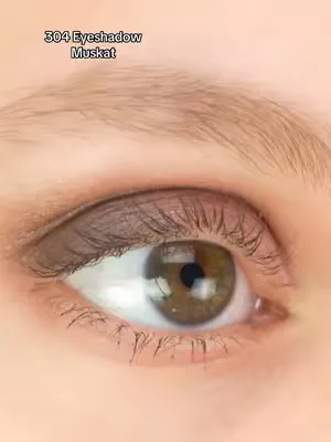 Muskat für grüne Augen 🤎 Warme Brauntöne wie Muskat lassen grüne Augen ruhig und natürlich wirken. 💡 5 € Rabatt gibt’s mit der Newsletter-Anmeldung. #cosline #eyeshadow #grueneaugen #augenmakeup  