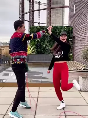 Merry Christmas Eve Eve! Here’s a throwback to last years Xmas routine with the amazing @fede_scillufo #jumprope #doperopes