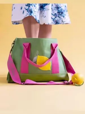 Die Tote Bag Limited Squeezy Lemon ist eine moderner Shopper-Tote-Style in wunderschönem, robustem Canvas-Material.In einer tollen Farbkombination mit frischem Grün und fruchtigem Rose verzaubert die 