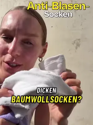 Warum eigentlich keine Baumwollsocken beim Laufen? 🤔 Baumwolle speichert Feuchtigkeit – und genau das ist das Problem:   Nasse Füße = Reibung = Blasen 😣 Deshalb setzen wir auf Wrightsock 🙌   Die doppe
