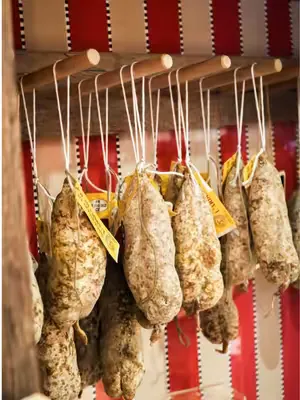 9 mois sans saucisson… courage 😭 On voit souvent vos commentaires passer et on compatit ! Promis, ça passe vite… Encore quelques mois à patienter et vous retrouverez le plaisir du saucisson sans modér