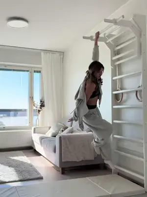 Don't mind me, just hanging around in my living room🧚🏼‍♀️ For me, a living room is made for living—and since movement is essential to my daily life, I’m making it a priority! 💕  Remember: Even 15 minu