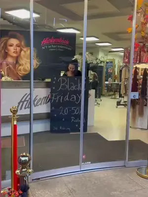 Profitiere von unserem besten Deal des Jahres! Shoppe Deine Traumhaare bevor sie vergriffen sind 🛍️ 🇨🇭 – https://www.coiffeurhickenbick.ch/pages/black-friday-extensions-hickenbick 🇩🇪 – https://www.hic