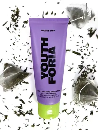 Infused with green tea leaf powder, our Night Off Face Wash doesn’t just cleanse, it soothes and calms your complexion with every gentle massage. Two minutes of self-care that your skin will thank you