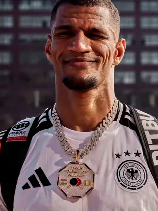 Denis „The Menace“ Frimpong zeigt seine virale, maßgeschneiderte Kette für das Oktagon 90 Event in Berlin. Ein echter Hingucker, der für Gesprächsstoff gesorgt hat! @Denis Frimpong @FISNIK @OKTAGON MM