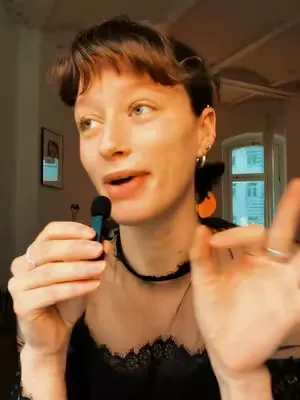 "Wer nicht wagt, der nicht gewinnt", dachte sich unsere Autorin und mischte kurzerhand Kokosnusswasser mit INNER BEAUTY All in One 🥥🥭 Spaß beiseite: Wenn eure Routine einen frischen Twist vertragen ka